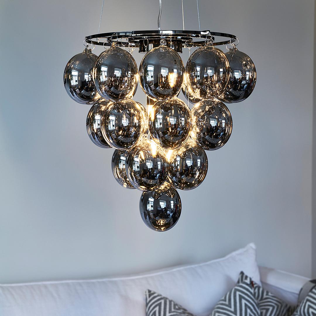 Suspension décorative gracieuse : élégante barre en métal chromé noir, beaux verres fumés - 22 lumières